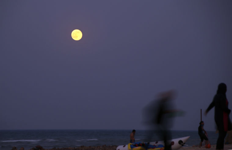 ماه به زمین آمد