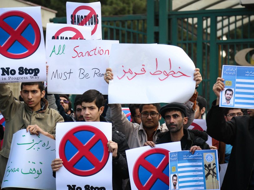 تجمع دانشجویان مقابل سازمان انرژی اتمی