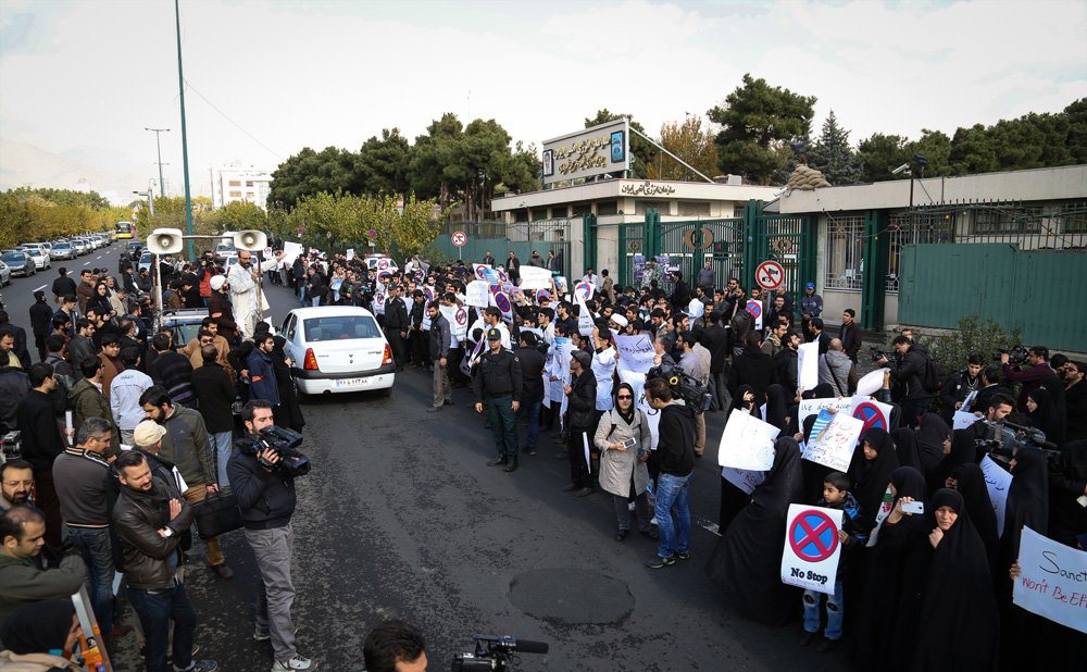 تجمع دانشجویان مقابل سازمان انرژی اتمی
