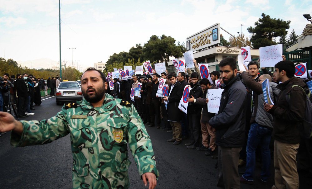 تجمع دانشجویان مقابل سازمان انرژی اتمی