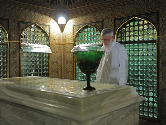 رهبر انقلاب در زیارت امام رضا(ع)