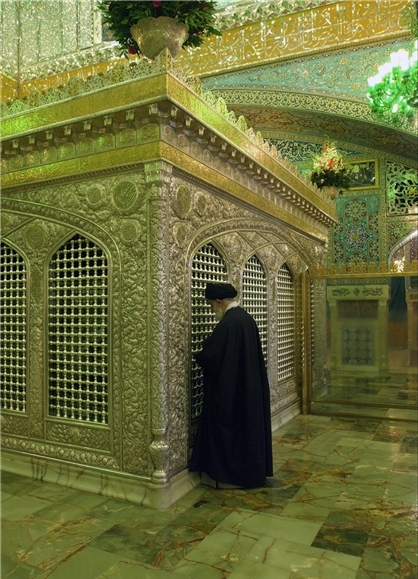 رهبر انقلاب در زیارت امام رضا(ع)