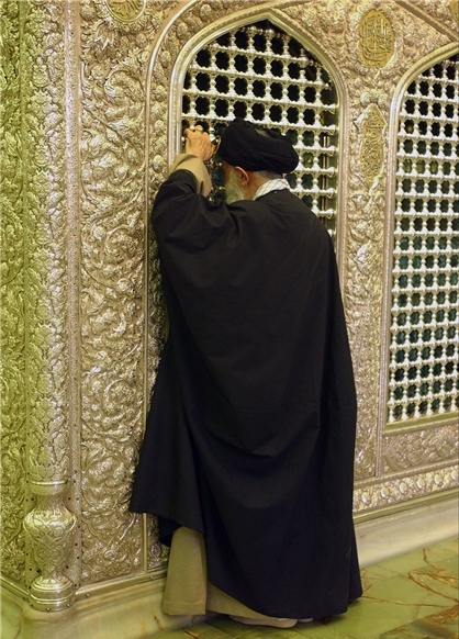 رهبر انقلاب در زیارت امام رضا(ع)