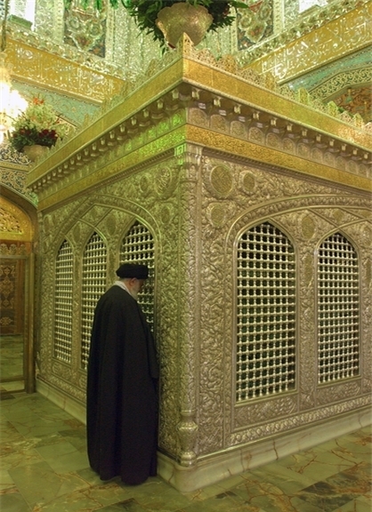 رهبر انقلاب در زیارت امام رضا(ع)