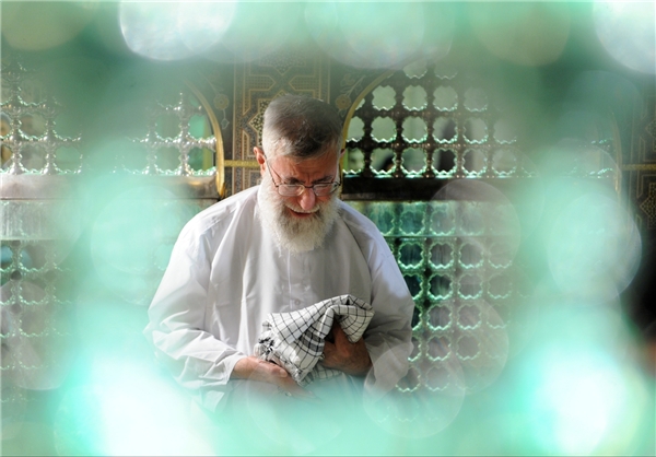 رهبر انقلاب در زیارت امام رضا(ع)