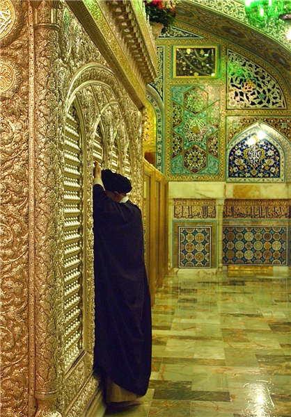 رهبر انقلاب در زیارت امام رضا(ع)