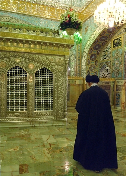 رهبر انقلاب در زیارت امام رضا(ع)