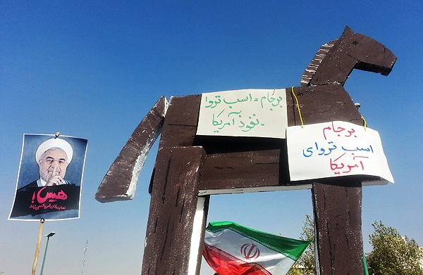 تجمع دانشجویان در اعتراض به روند بررسی برجام در مجلس