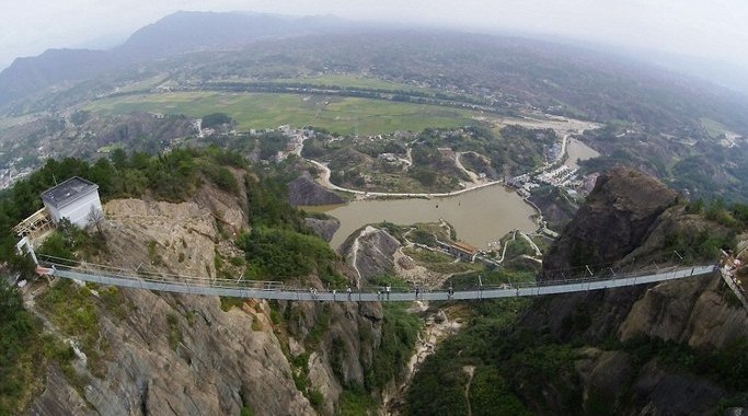 هر کسی جرات نمی کند از روی این پل رد شود