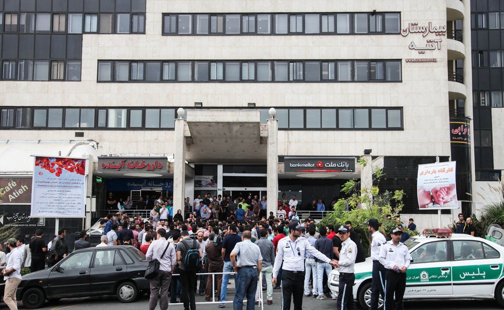 تجمع دوستداران هادی نوروزی مقابل بیمارستان