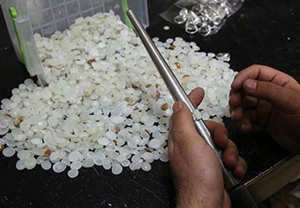 ساخت انگشتر از سنگ قبر مطهر سیدالشهداء(ع) در کربلا