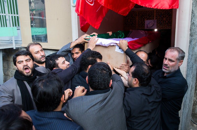 دیدار‌ خانواده های باقری و کریمی با پیکر شهیدانشان
