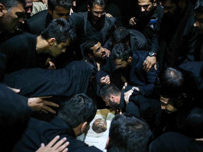 دیدار‌ خانواده های باقری و کریمی با پیکر شهیدانشان