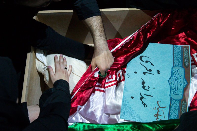 دیدار‌ خانواده های باقری و کریمی با پیکر شهیدانشان