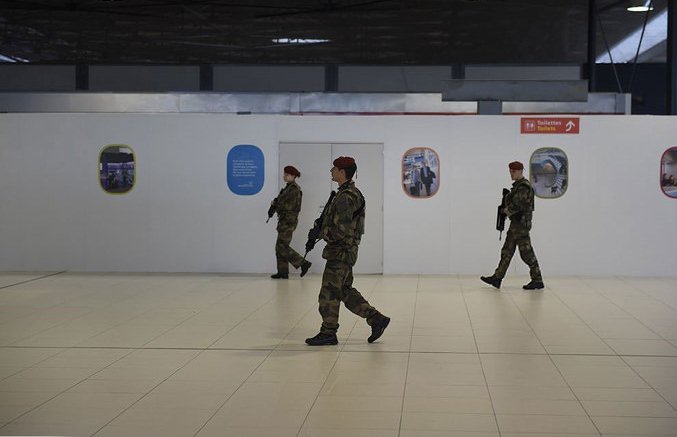 اولاند، پاریس را پادگان کرد