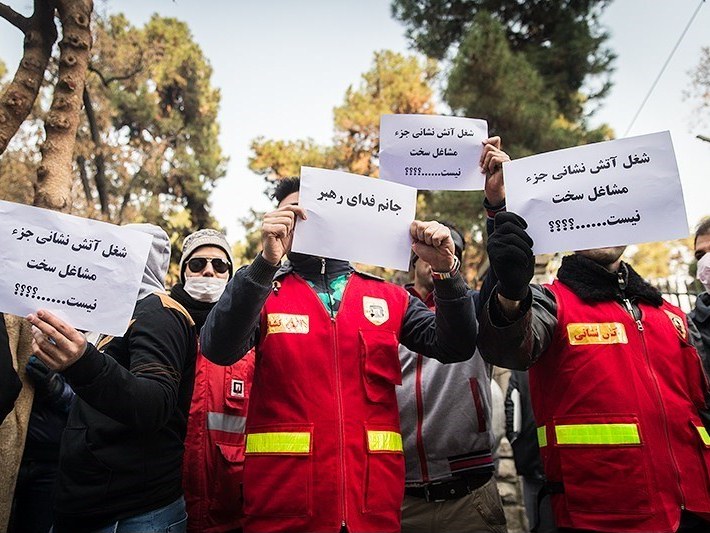 تجمع آتش نشان ها مقابل شهرداری تهران