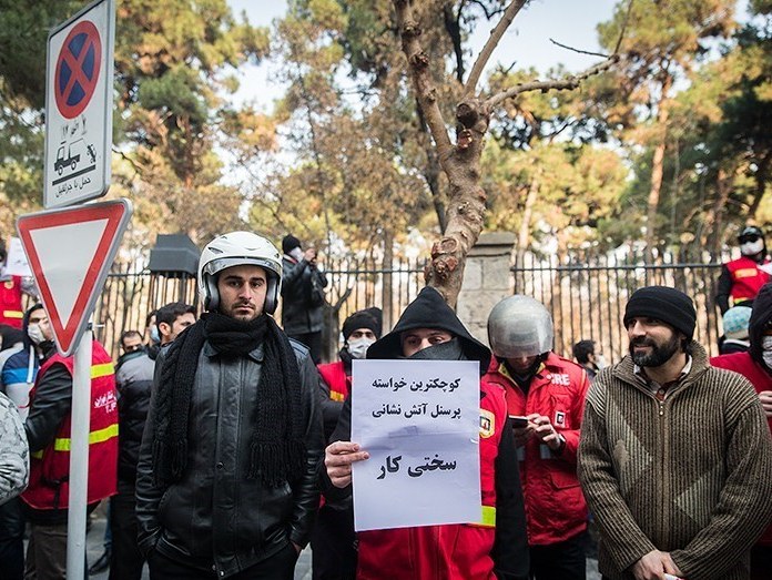 تجمع آتش نشان ها مقابل شهرداری تهران