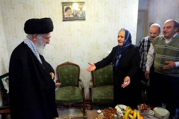 حضور رهبر انقلاب در منزل خانواده شهید مسیحی