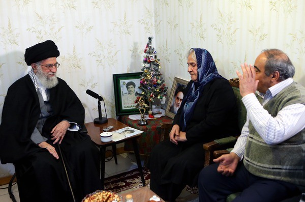 حضور رهبر انقلاب در منزل خانواده شهید مسیحی