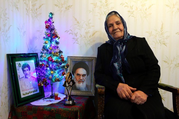 حضور رهبر انقلاب در منزل خانواده شهید مسیحی