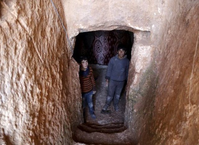 کودکان مظلومی که به غار پناه برده‌اند