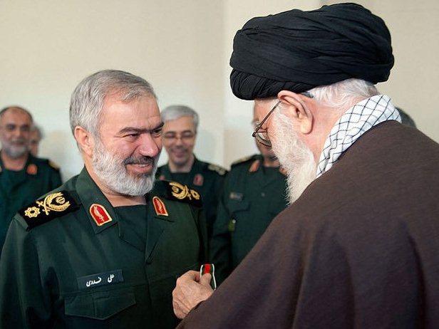 اعطای نشان فتح به فرماندهان نیروی دریایی سپاه