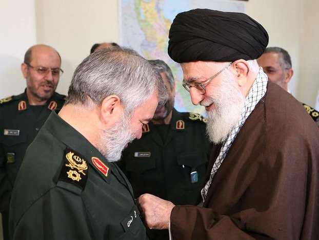 اعطای نشان فتح به فرماندهان نیروی دریایی سپاه