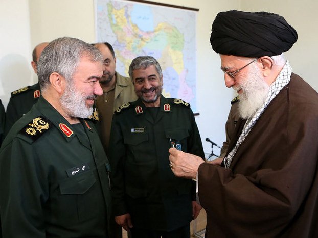 اعطای نشان فتح به فرماندهان نیروی دریایی سپاه