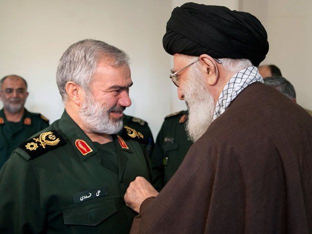 اعطای نشان فتح به فرماندهان نیروی دریایی سپاه