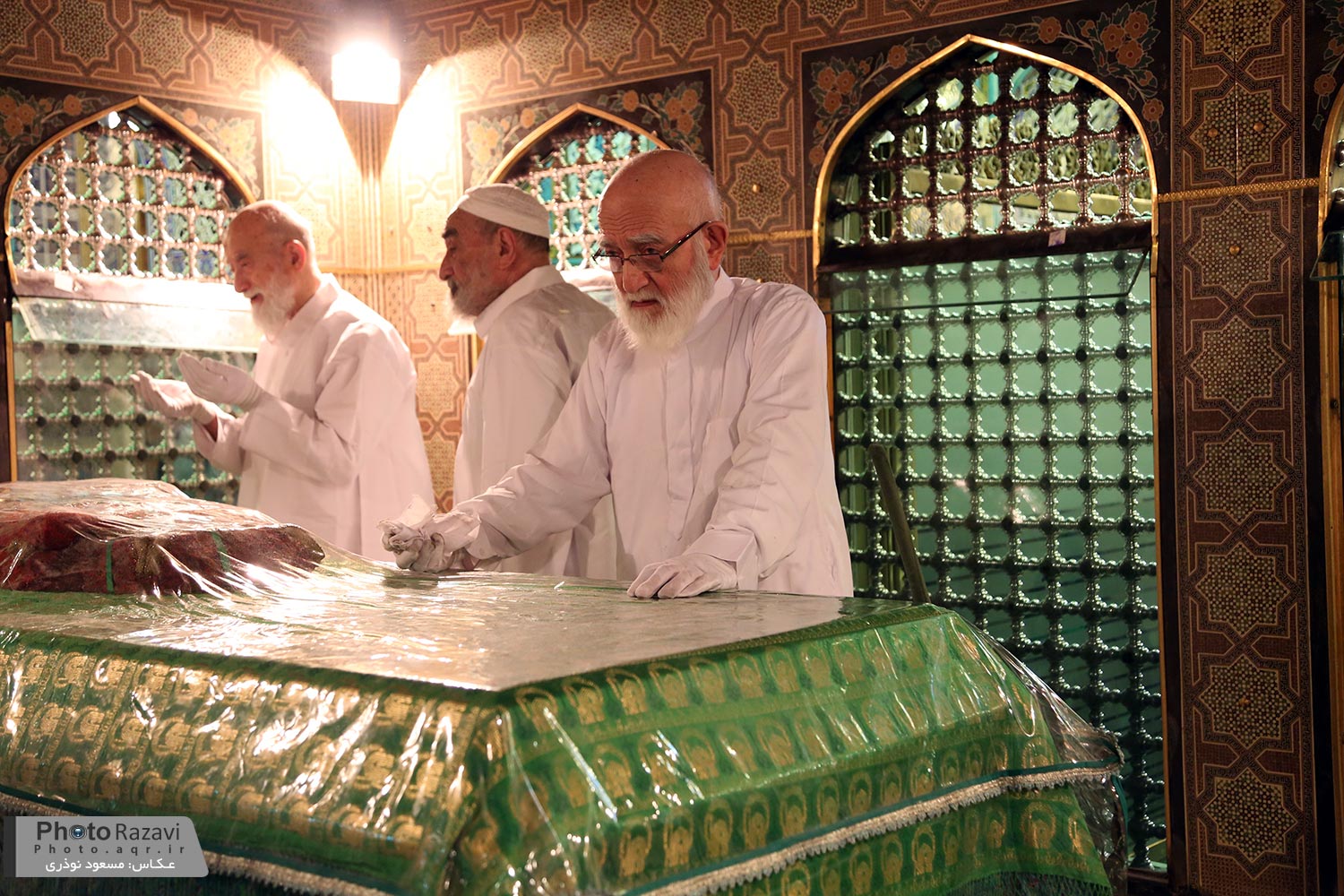مرامراسم غبارروبی مضجع شریف حضرت رضا (ع)