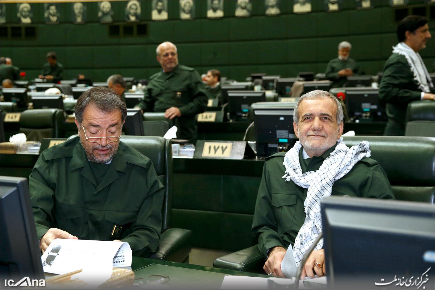 حضور نمایندگان مجلس با لباس سبز پاسداری در صحن علنی