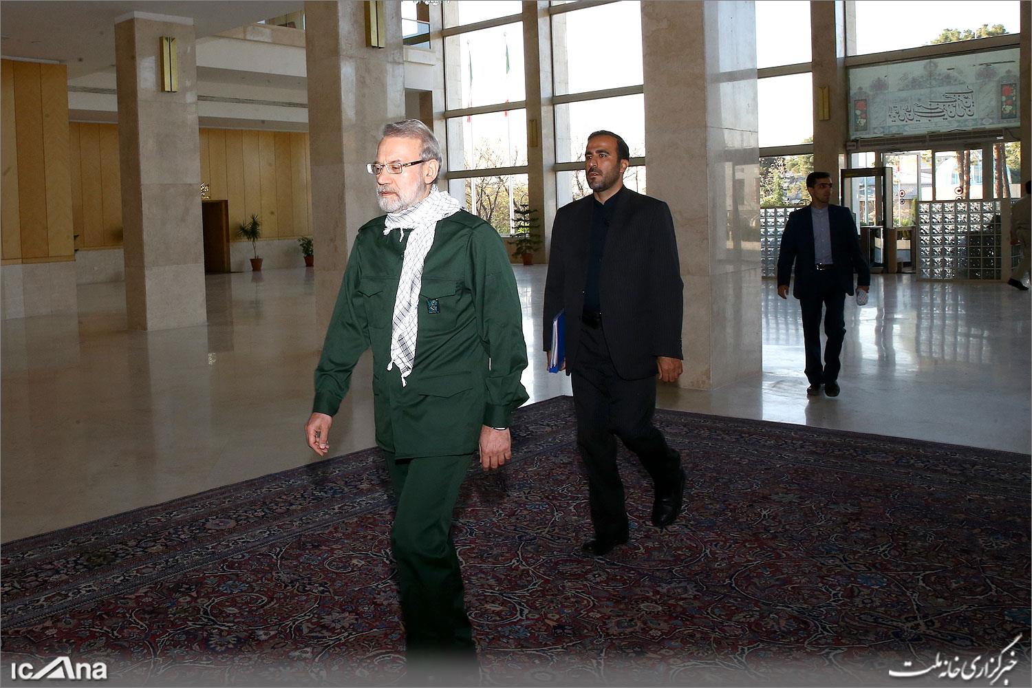 حضور نمایندگان مجلس با لباس سبز پاسداری در صحن علنی