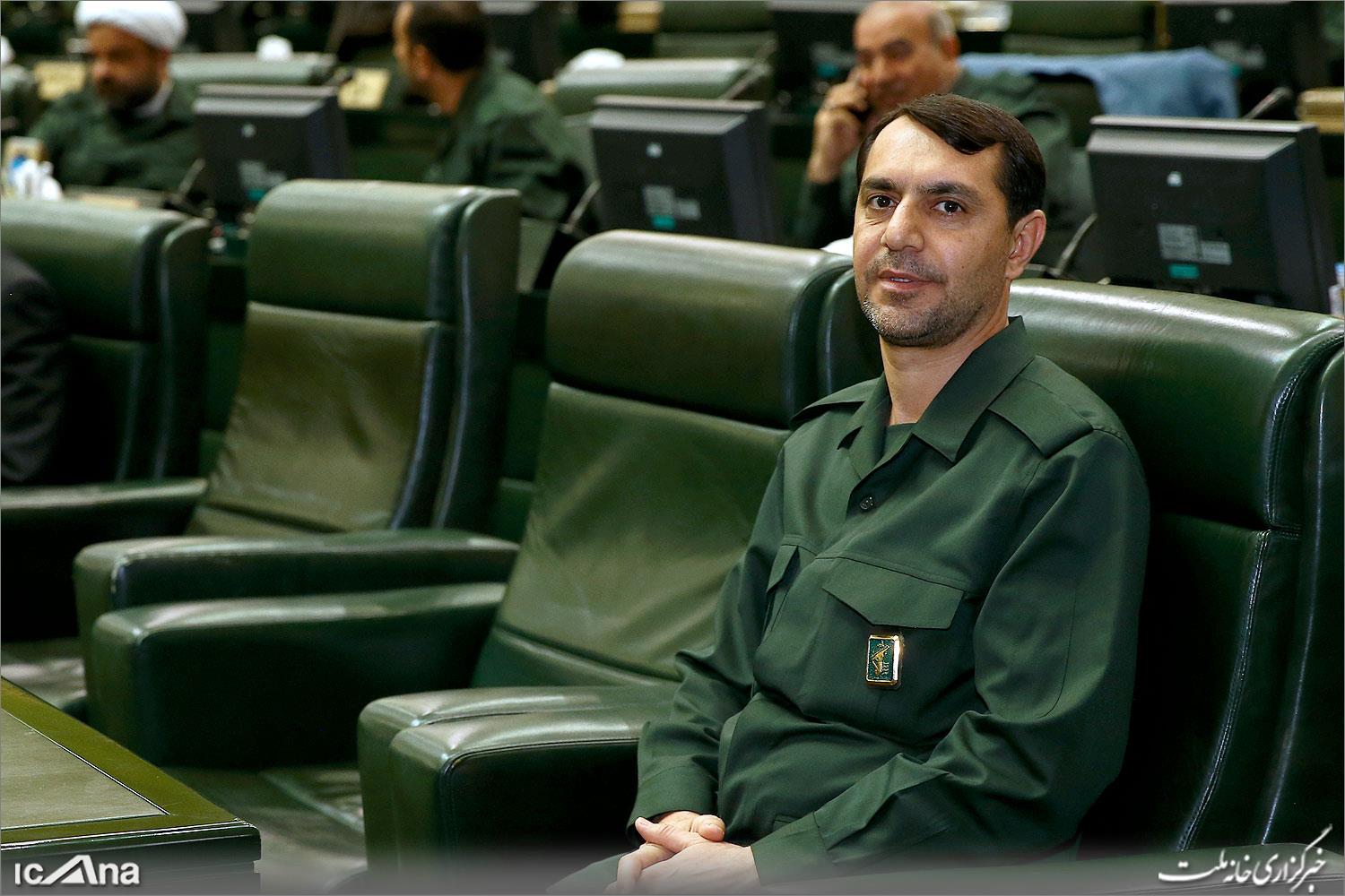 حضور نمایندگان مجلس با لباس سبز پاسداری در صحن علنی
