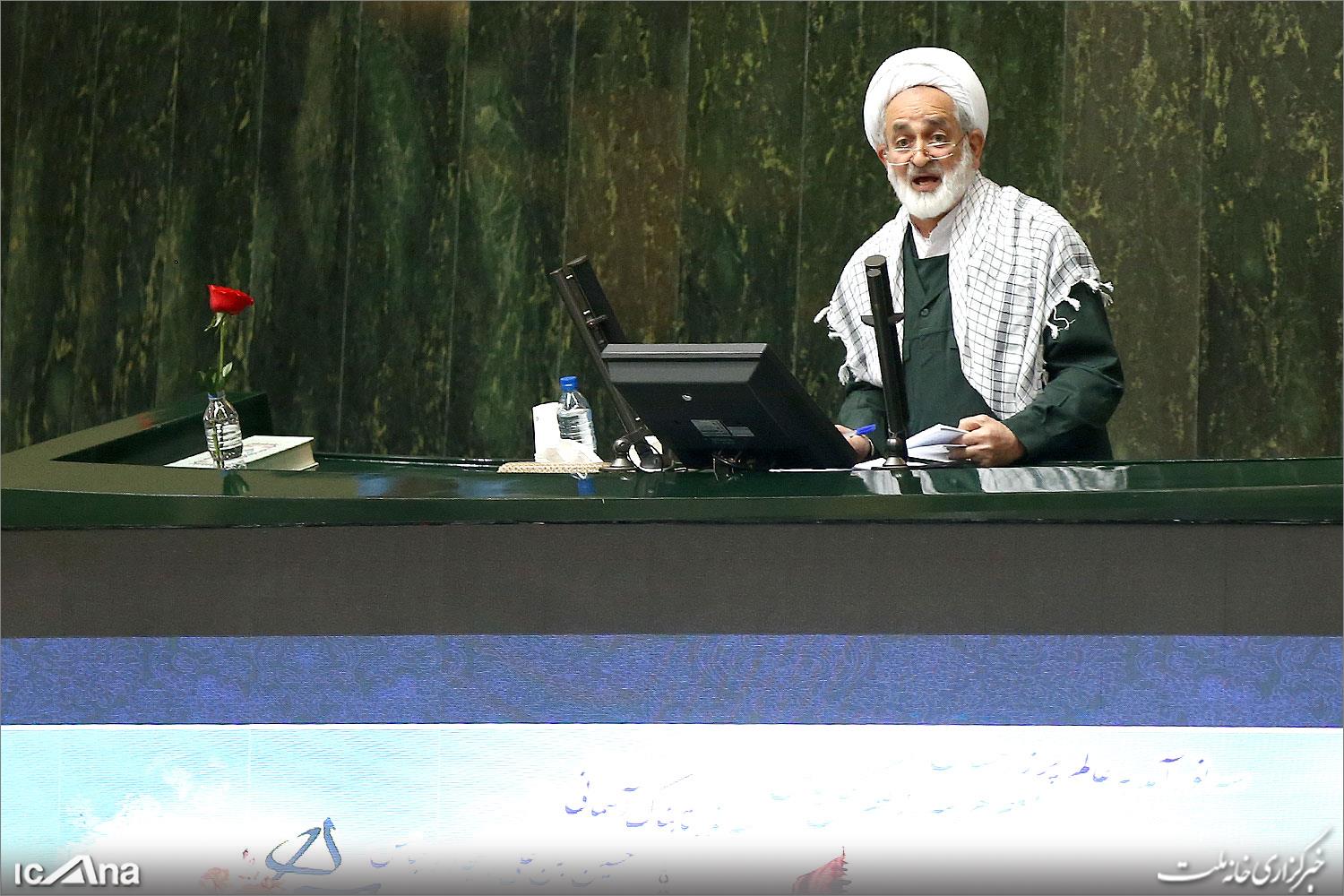 حضور نمایندگان مجلس با لباس سبز پاسداری در صحن علنی