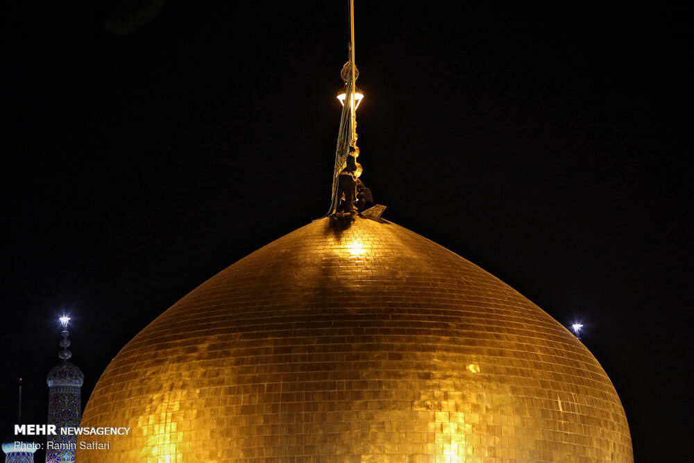 آیین تعویض پرچم گنبد حرم مطهر امام رضا(ع)