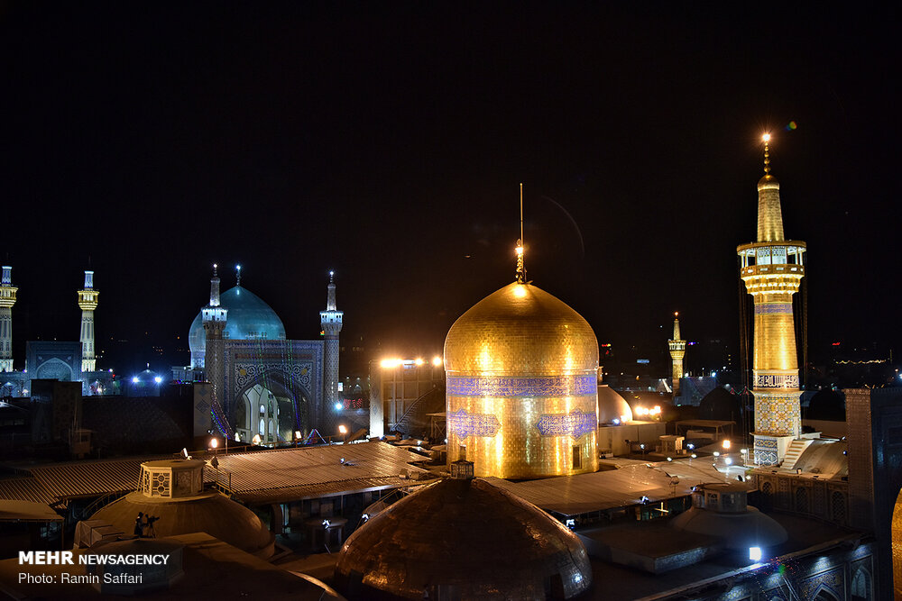 آیین تعویض پرچم گنبد حرم مطهر امام رضا(ع)