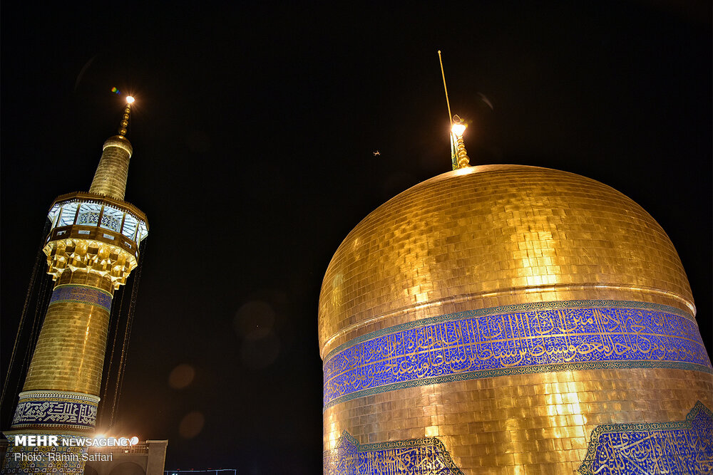 آیین تعویض پرچم گنبد حرم مطهر امام رضا(ع)