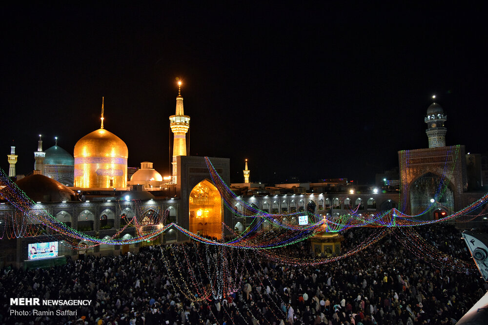 آیین تعویض پرچم گنبد حرم مطهر امام رضا(ع)