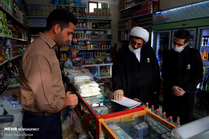 خادمان آستان قدس خریدهای نسیۀ جمعی از نیازمندان را تسویه کردند