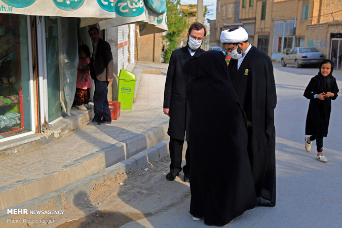 خادمان آستان قدس خریدهای نسیۀ جمعی از نیازمندان را تسویه کردند