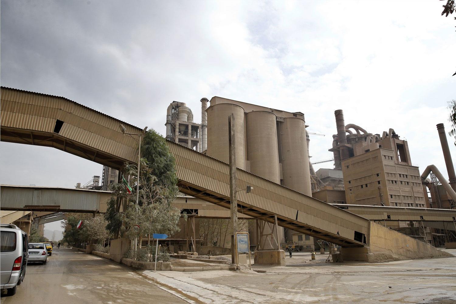 بازدید اعضای مجمع نمایندگان استان تهران از کارخانه سیمان