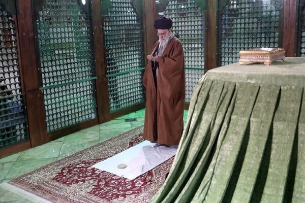 حضور رهبر انقلاب در مرقد امام راحل و گلزار شهدا