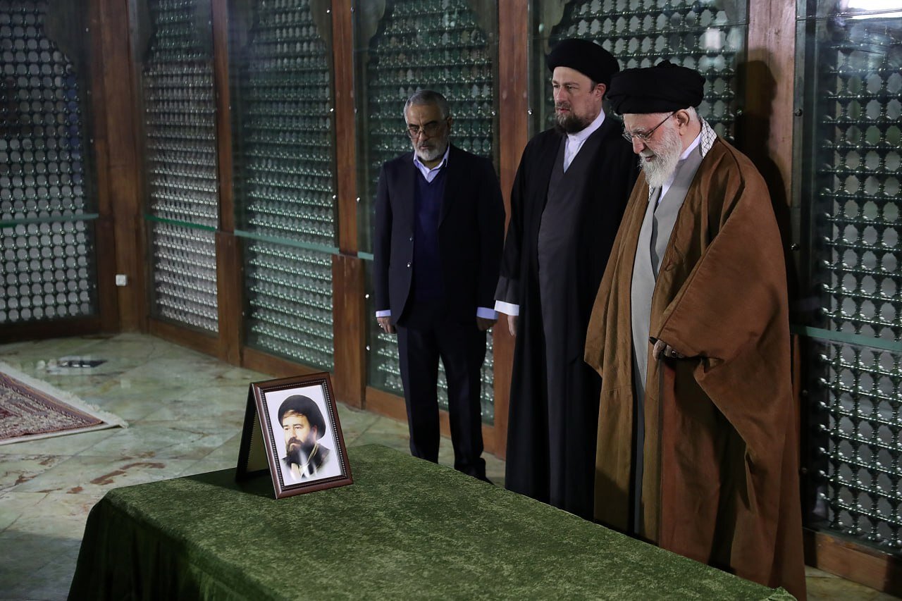 حضور رهبر انقلاب در مرقد امام راحل و گلزار شهدا