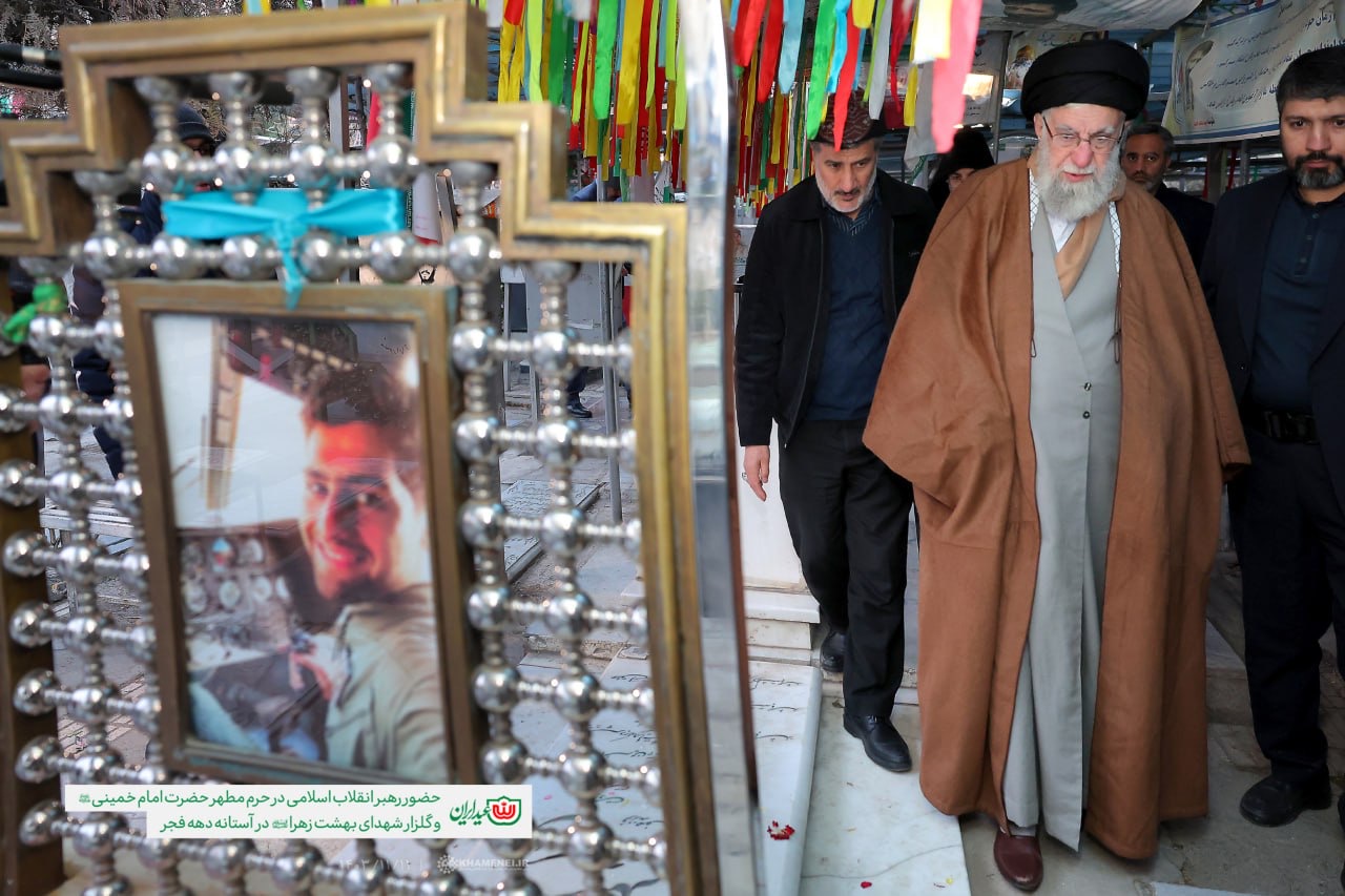 حضور رهبر انقلاب در مرقد امام راحل و گلزار شهدا