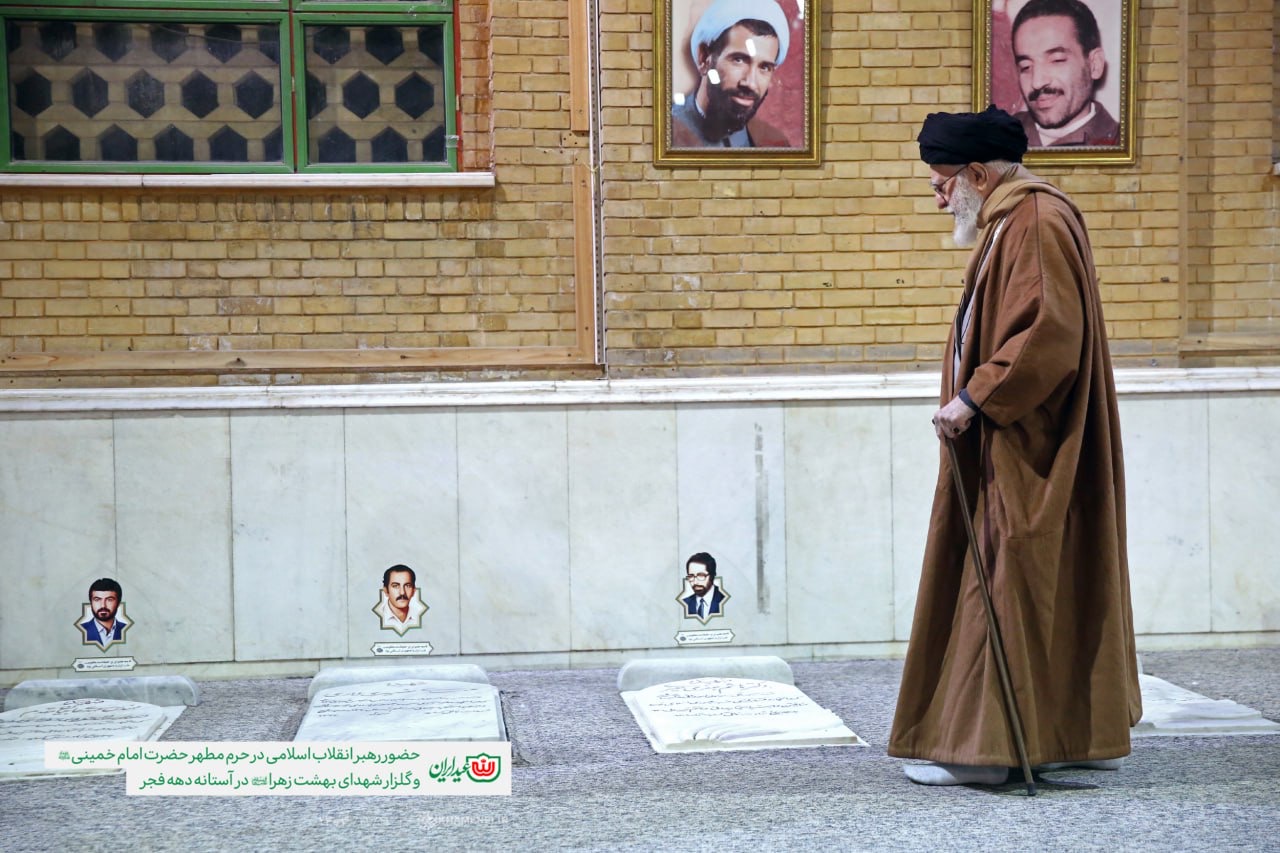 حضور رهبر انقلاب در مرقد امام راحل و گلزار شهدا